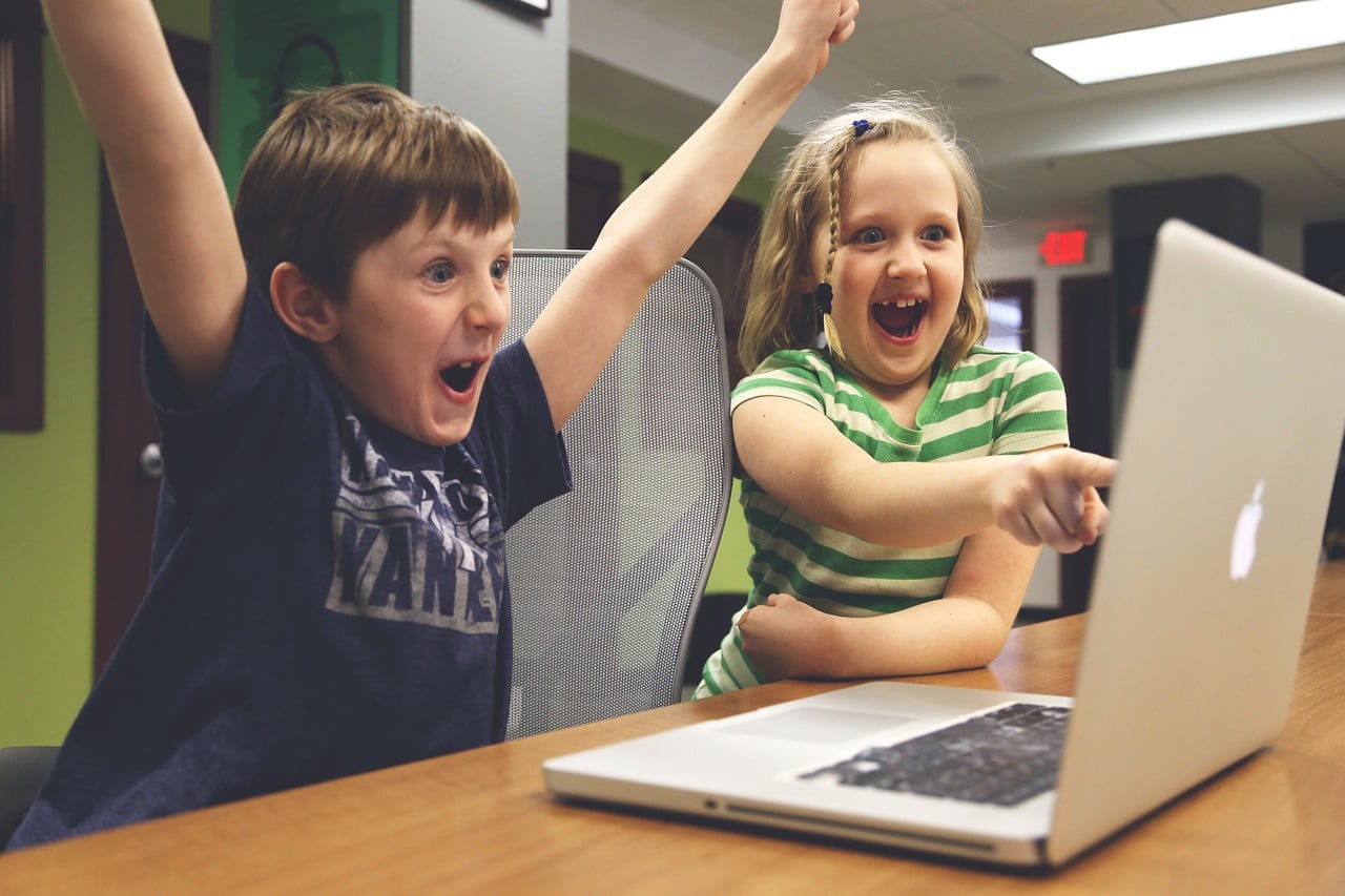 孩子们在电脑前庆祝
