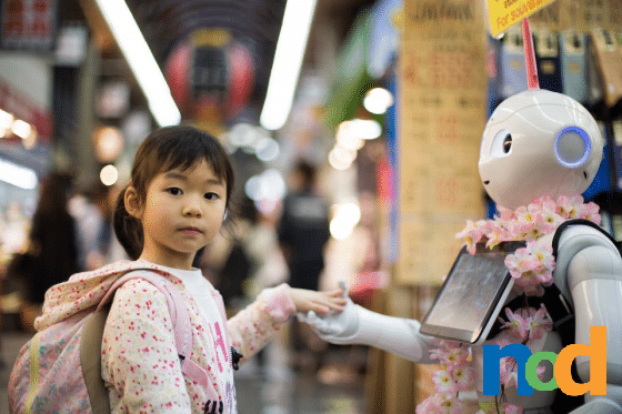 一个穿着粉色毛衣背着背包的小女孩和一个机器人手牵着手