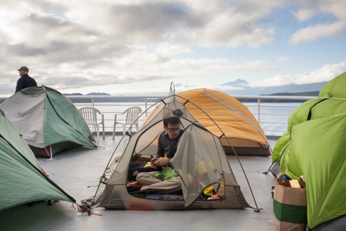 Mike Viotti坐在哥伦比亚顶级甲板上的帐篷里，其中一艘船上的船上的一艘船上，它通过阿拉斯加的内部通过阿拉斯加的乘客，2013年7月13日。（Matthew Ryan Williams对于纽约时报）